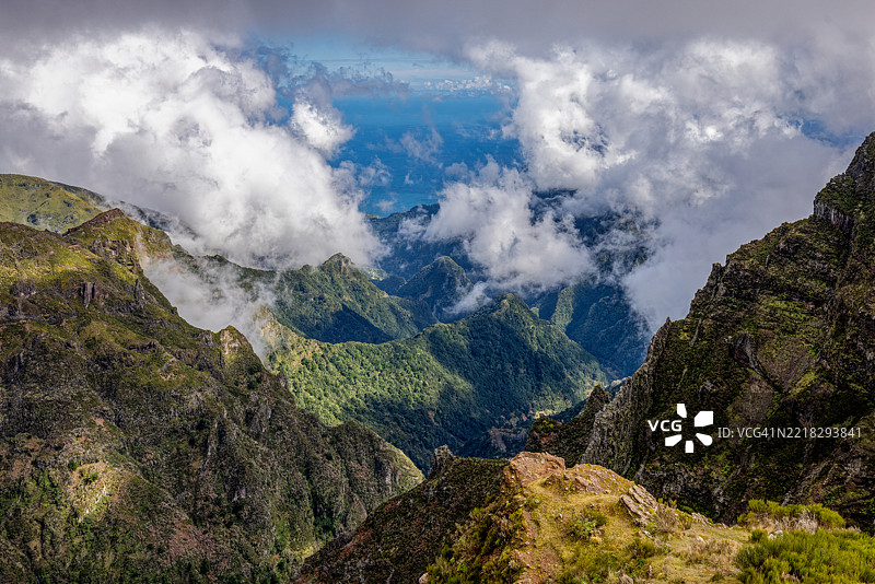 葡萄牙马德拉的天空下山脉全景图片素材