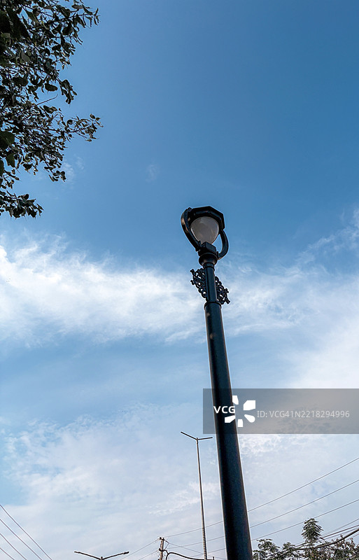 低角度视图的路灯与天空相映成趣图片素材