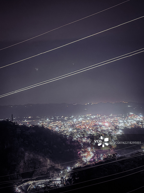 夜晚城市中灯光璀璨的建筑高角度视图图片素材