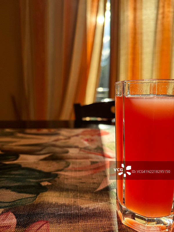 桌子上的饮料特写，马尔扎诺·阿皮奥，坎帕尼亚，意大利图片素材