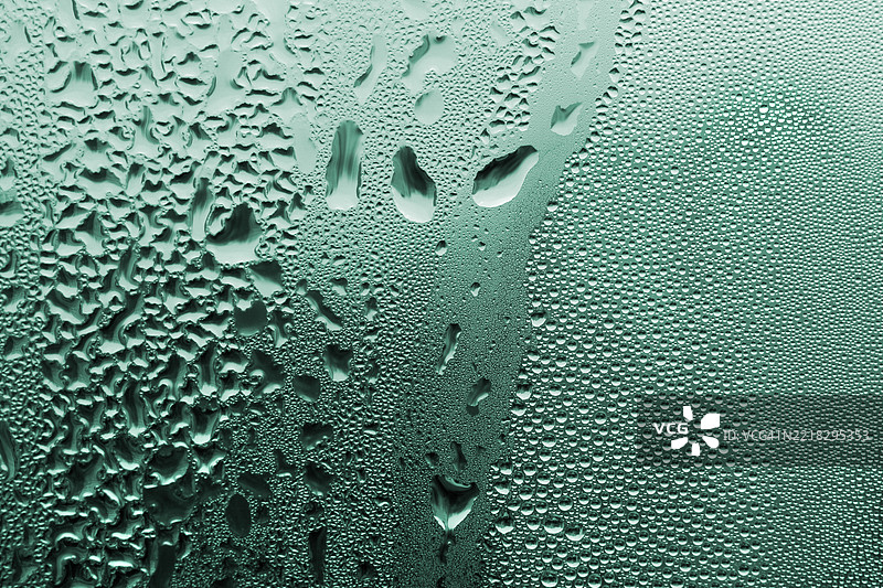 湿润玻璃的全景拍摄图片素材