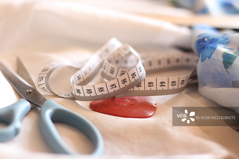 卷尺特写，旁边有剪刀和布料图片素材