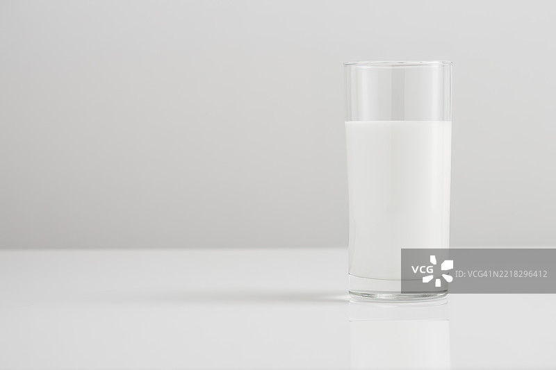 桌子上的玻璃杯新鲜牛奶横幅图片素材