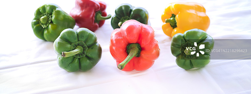 新鲜甜椒孤立在白色背景上图片素材