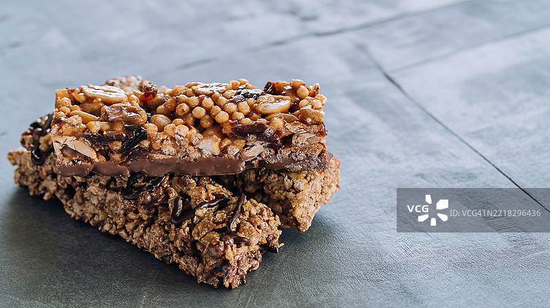 坚果巧克力燕麦能量棒，健康小吃，背景为混凝土桌面图片素材