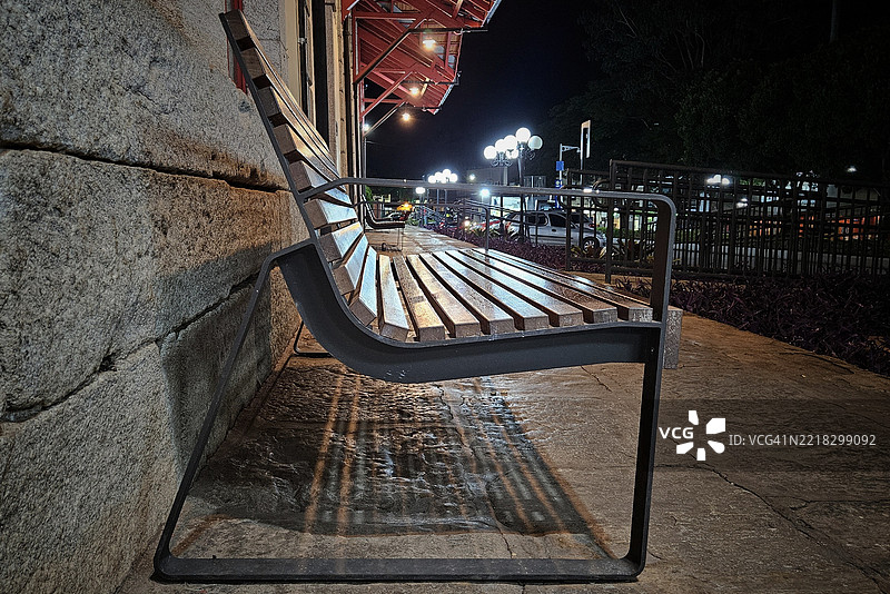 夜晚的空长椅图片素材