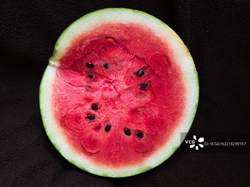 黑色背景下的西瓜特写，印度昌迪加尔图片素材