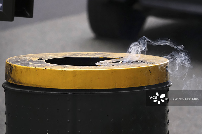 城市中的香烟烟雾，垃圾桶，德国，欧洲图片素材