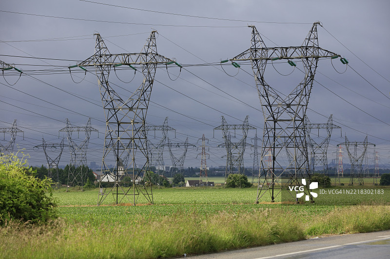 巴黎戴高乐机场附近的普莱西-加索变电站开放田野中的高压电力线，位于法兰西岛地区的瓦尔-杜瓦兹省，欧洲图片素材