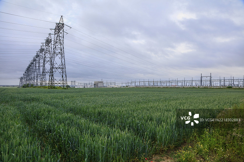 巴黎戴高乐机场附近的普莱西-加索变电站开放田野中的高压电力线，位于法兰西岛地区的瓦尔-杜瓦兹省，欧洲图片素材