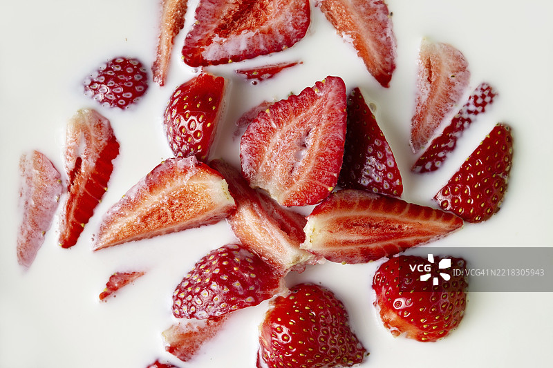 牛奶中的草莓块，夏季美食，特写镜头图片素材