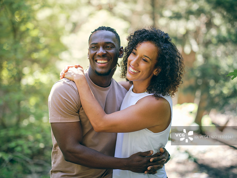 年轻情侣在森林中徒步旅行图片素材