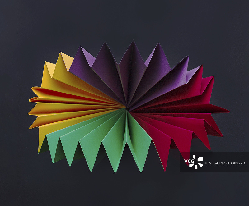 一个由彩色纸制成的基本几何形状，背景为黑色图片素材