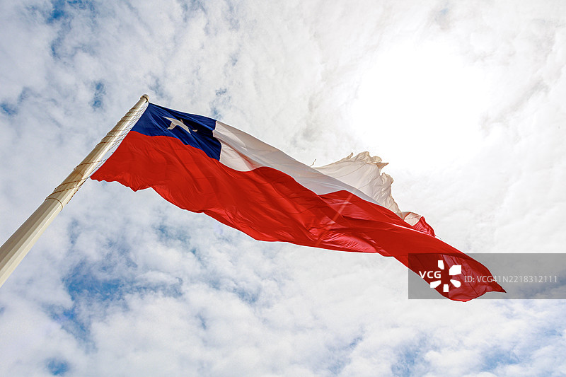 伟大的双百年旗帜，尺寸为18 x 26米，矗立在智利阿里卡的山丘上。图片素材