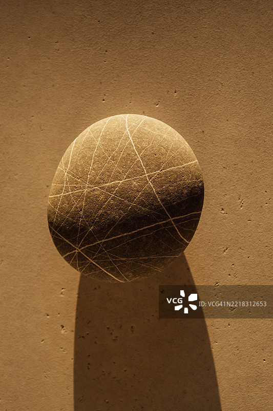 带有白色纹理和阴影的圆形石头图片素材