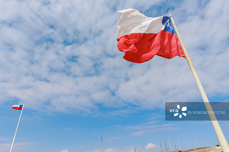 伟大的双百年旗帜，尺寸为18 x 26米，矗立在智利阿里卡的山丘上。图片素材