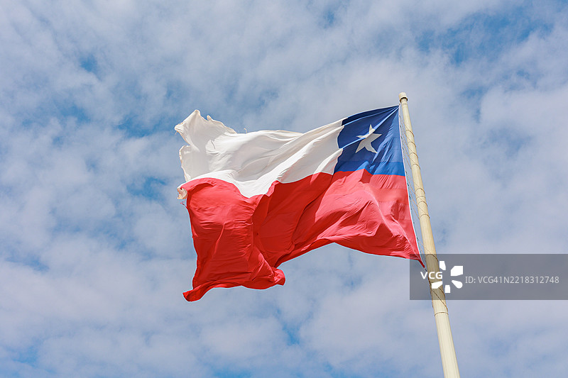 伟大的双百年旗帜，尺寸为18 x 26米，矗立在智利阿里卡的山丘上。图片素材