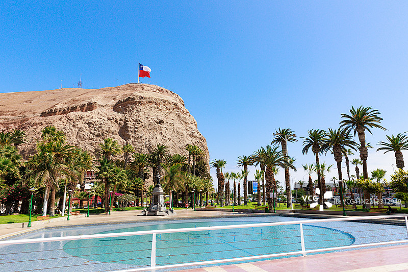 从智利的科隆广场俯瞰阿里卡山。图片素材