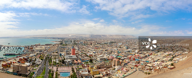 城市和港口的全景鸟瞰图。图片素材