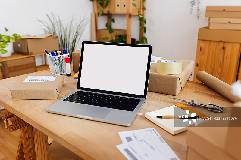 企业家在办公室工作区整理快递包裹图片素材