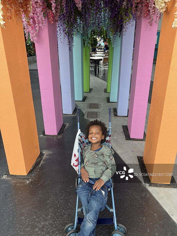 坐在椅子上的微笑男孩肖像，加利福尼亚州圣地亚哥，美国图片素材