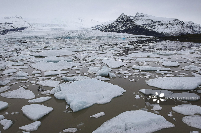 冰冻湖泊的美丽景色图片素材