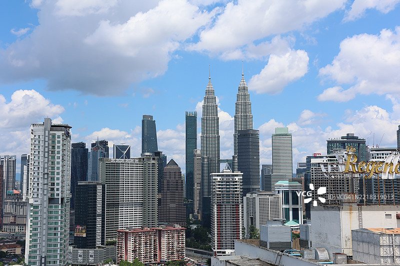 城市建筑的全景与天空相映成趣图片素材