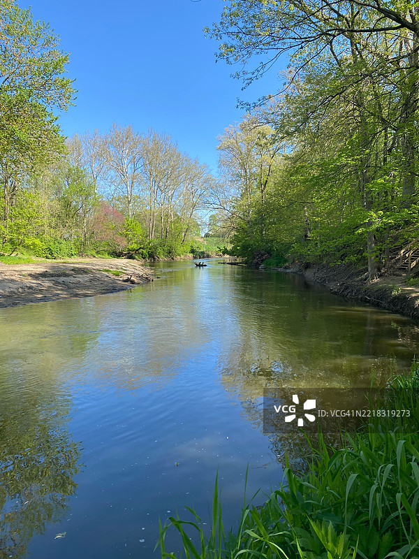 在美国印第安纳州梅提亚县公园拍摄的雪松溪，2025年5月图片素材