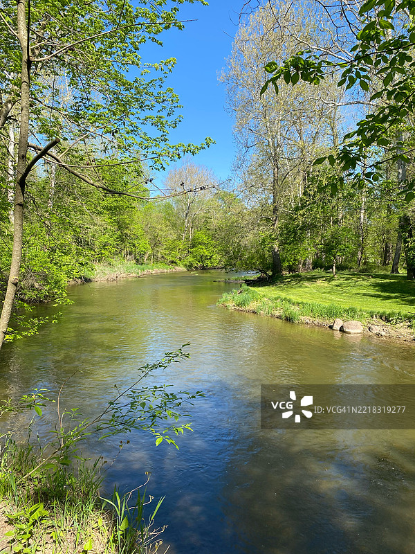 在美国印第安纳州梅提亚县公园拍摄的雪松溪，2025年5月图片素材