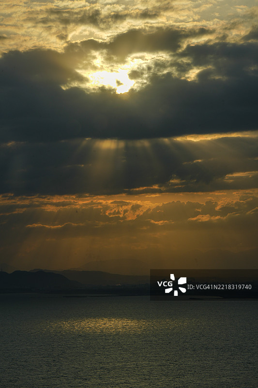 日本日落时分，海面与戏剧性的天空相映成景。图片素材