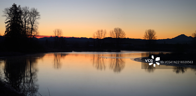 宁静的早晨，山脉和火山的轮廓图片素材