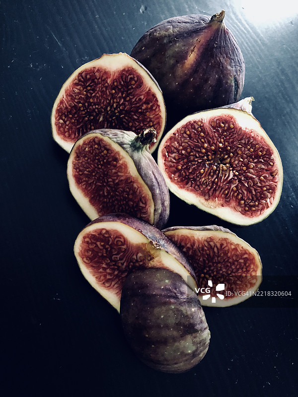 桌子上的无花果特写图片素材