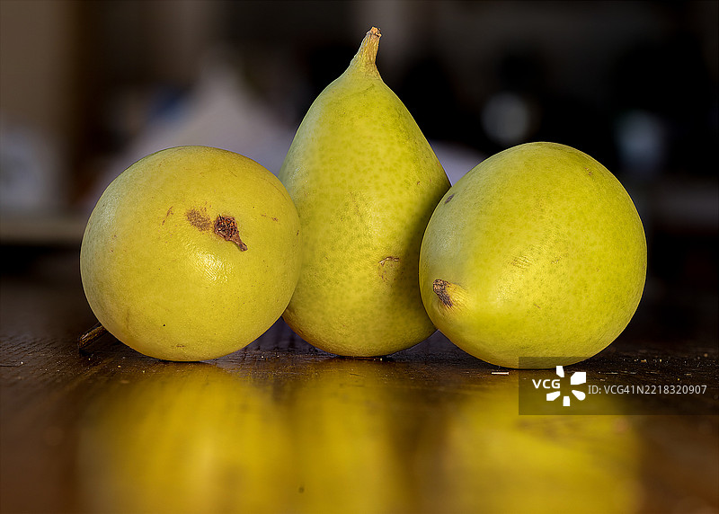 桌子上的梨特写图片素材