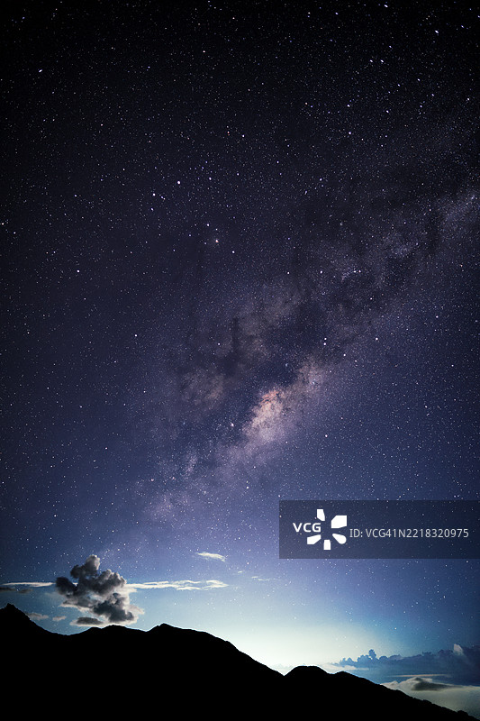 夜空中星空的美丽景色，巴西里约热内卢的雷森德图片素材