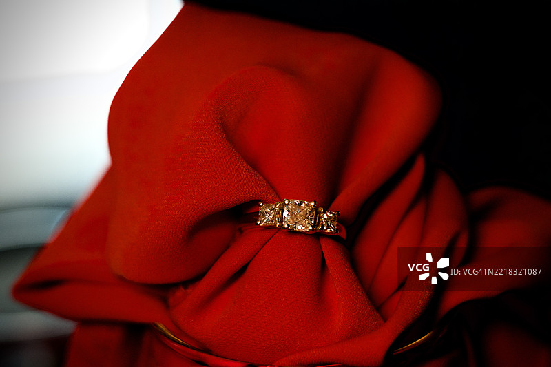 巴林的订婚戒指特写图片素材