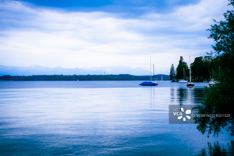 湖泊与天空的美丽景色图片素材