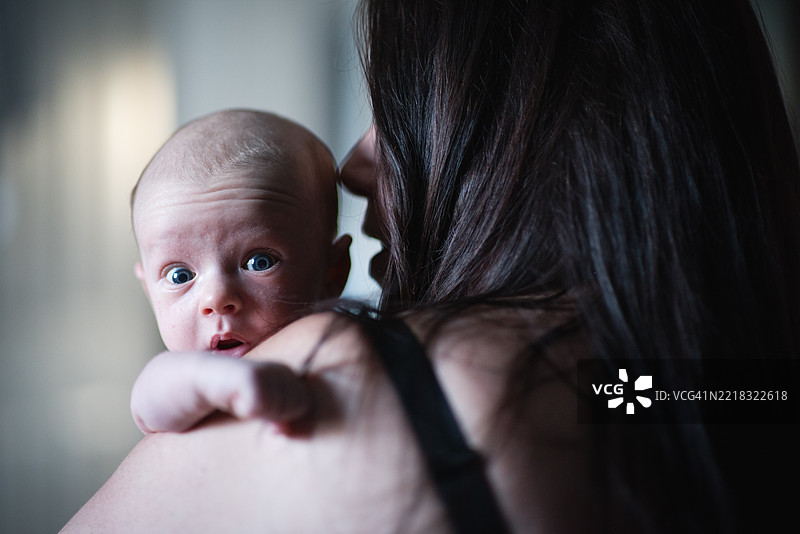 母亲肩上的新生儿 II图片素材