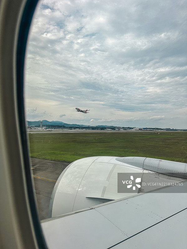 圣保罗的瓜鲁柳斯机场起飞的飞机图片素材