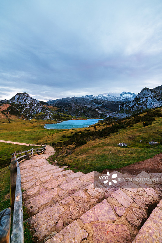 通往欧洲皮科斯的科瓦东加湖的石阶梯图片素材