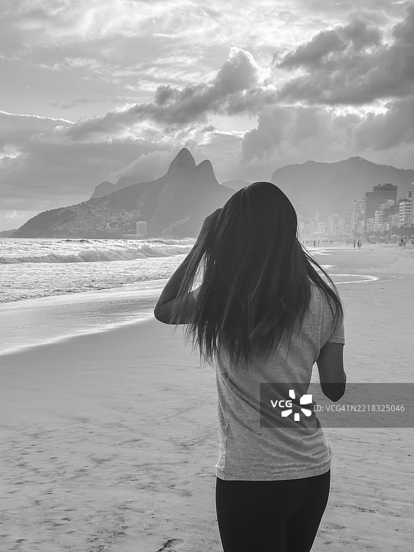 里约热内卢伊帕内玛海滩上的女人图片素材