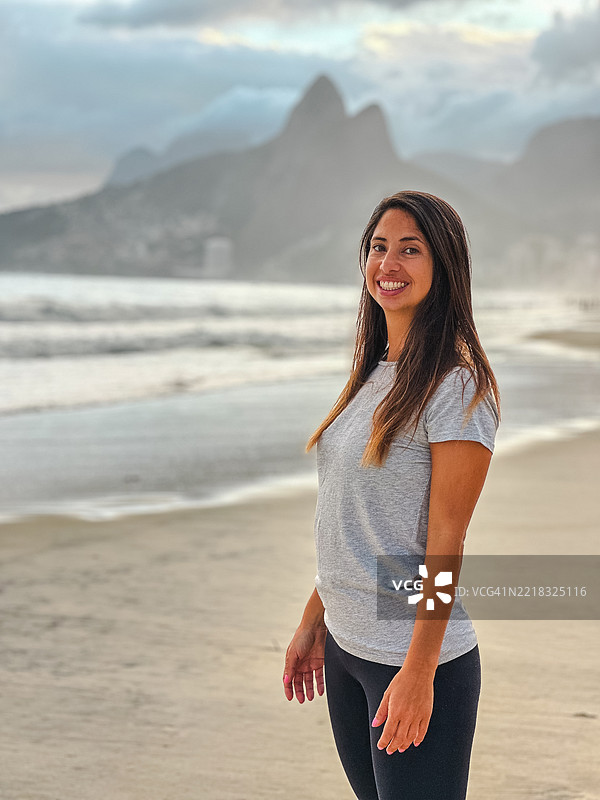 里约热内卢伊帕内玛海滩上的女人图片素材