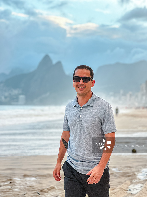 里约热内卢伊帕内玛海滩上的男人图片素材