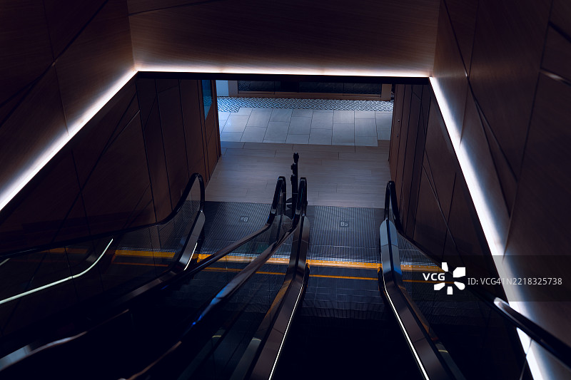 进入东京地下的自动扶梯下降图片素材