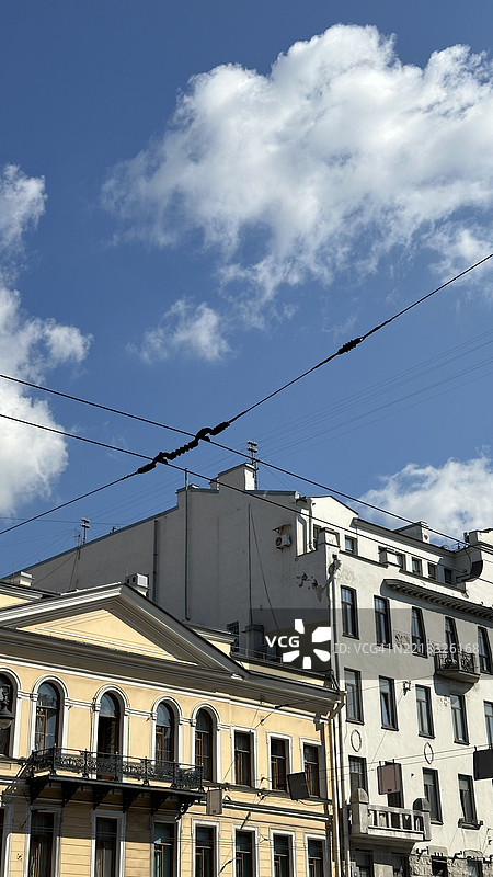 低角度视图的建筑与天空相对图片素材