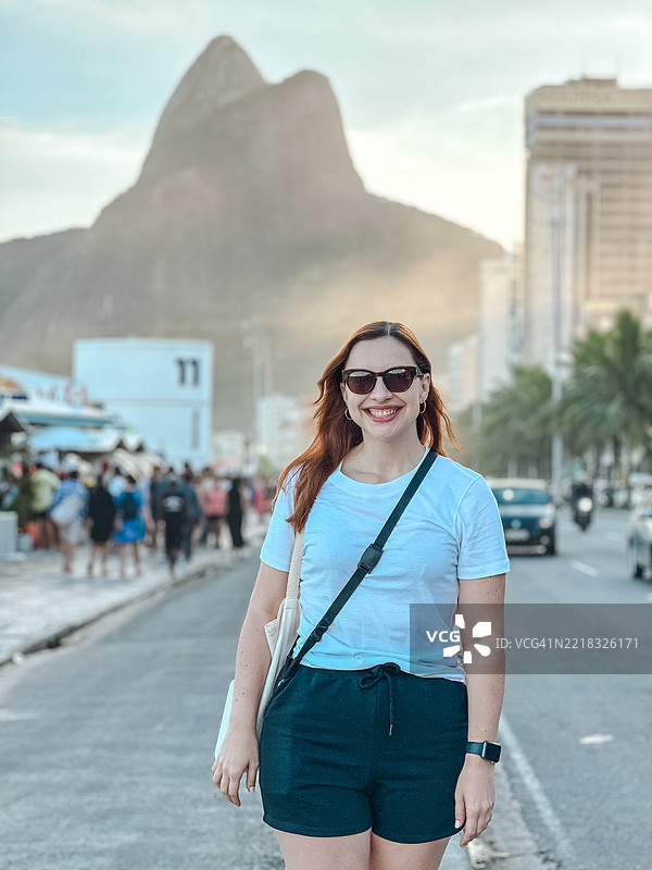 里约热内卢伊帕内玛海滩上的女人图片素材