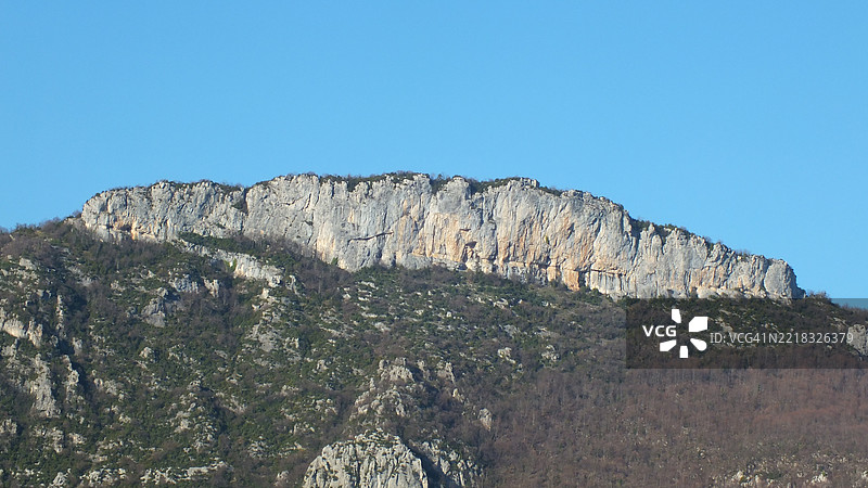 低角度视图下的岩石形成与晴朗的蓝天相映衬图片素材
