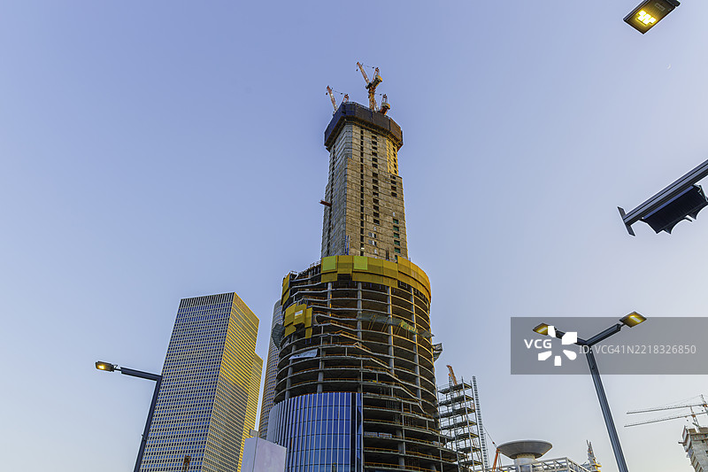 正在建设中的高楼大厦，顶部有起重机图片素材