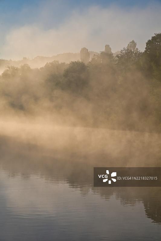 雾气弥漫的河流与天空的美丽景色图片素材