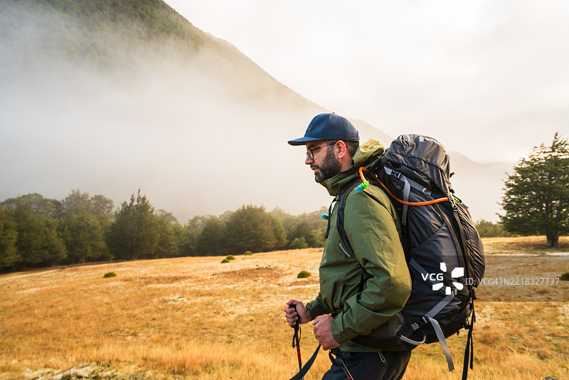 与大自然亲密接触的荒野漫步。图片素材