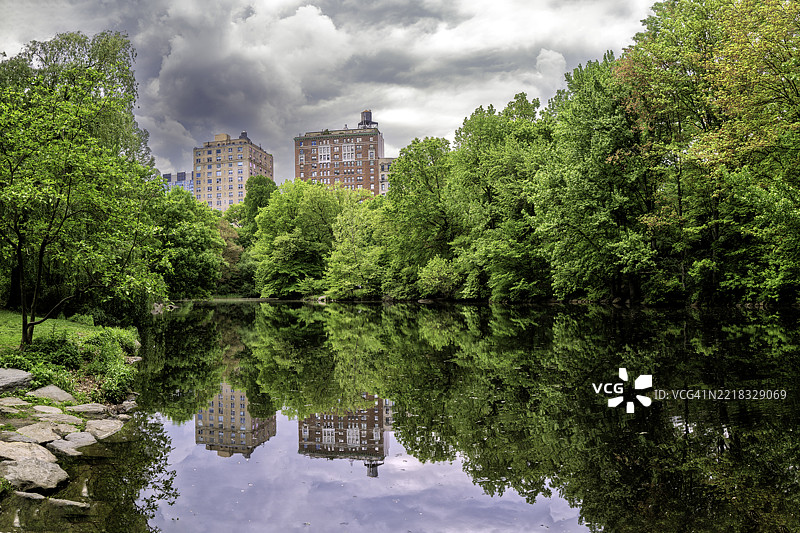 湖边的树木与天空，纽约市，纽约州，美国图片素材